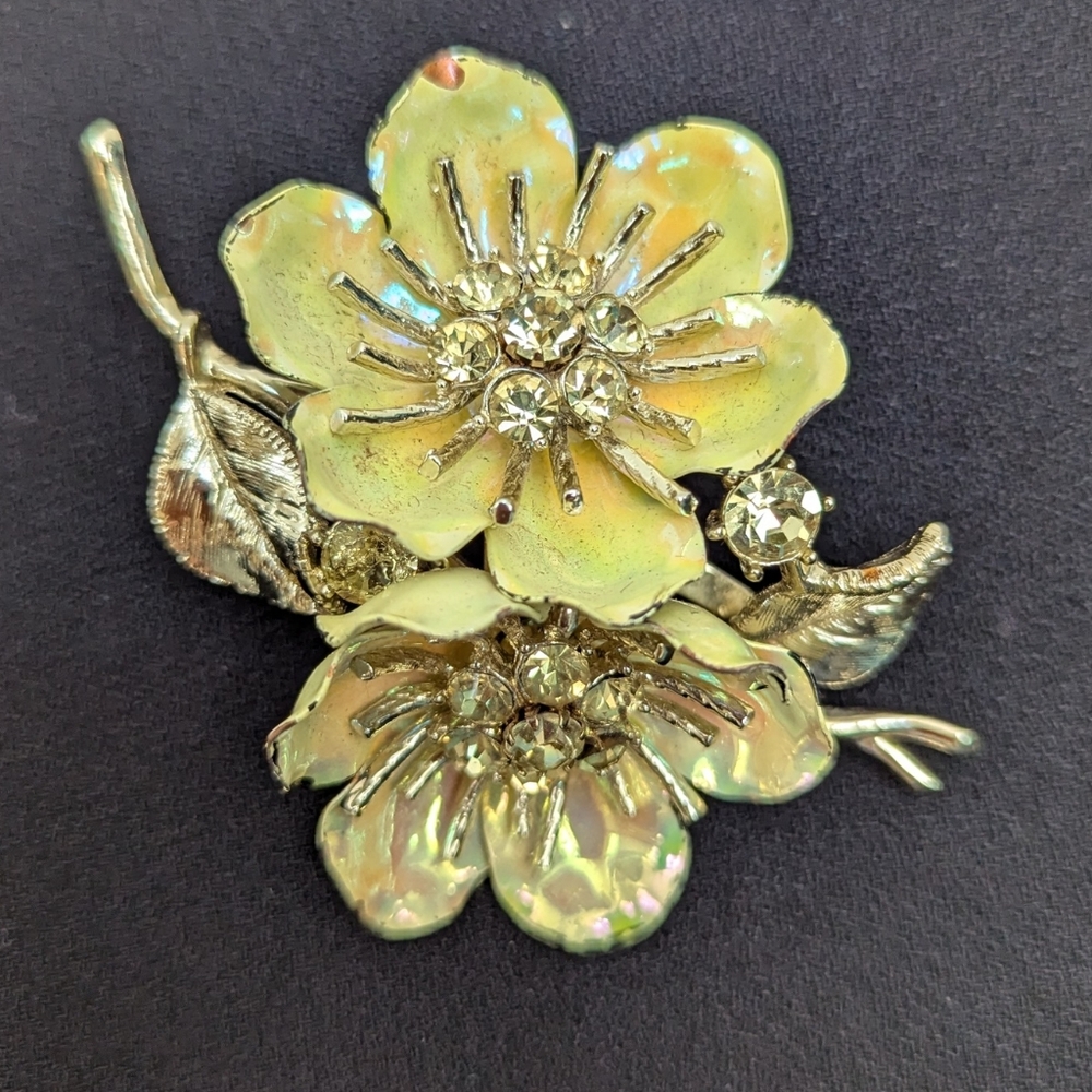 💛 Coro Vintage Goldtone Floral Brooch
